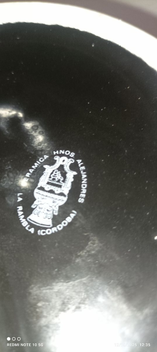 Jarrón de cerámica negro y dorado