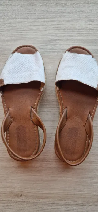 Sandalias Popa blancas y marrones