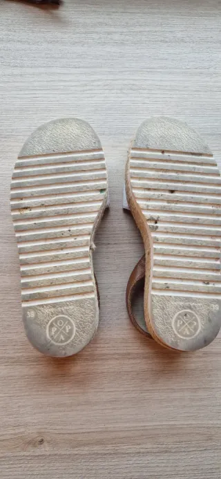 Sandalias Popa blancas y marrones
