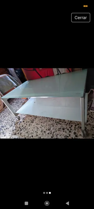 Mesa de cristal con ruedas