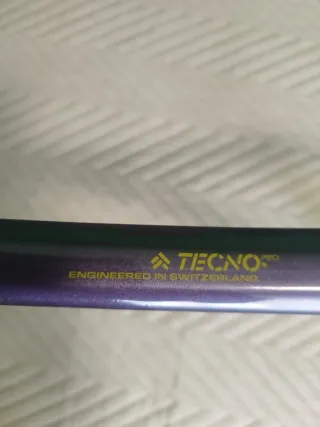 Raqueta de tenis morada