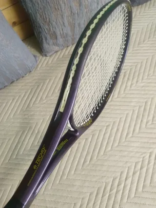 Raqueta de tenis morada