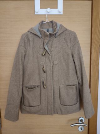 Casaco curto com capuz bege