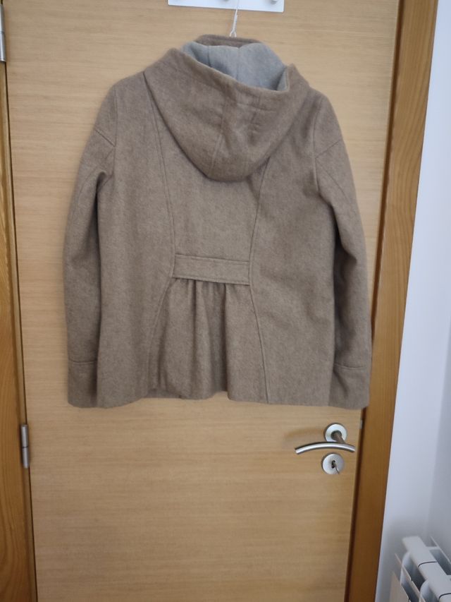 Casaco curto com capuz bege