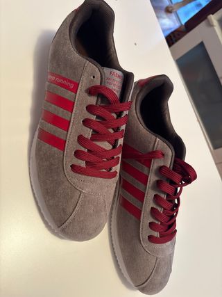 Zapatillas casuales grises con detalles rojos