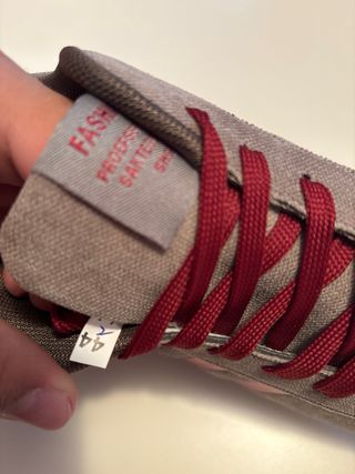 Zapatillas casuales grises con detalles rojos