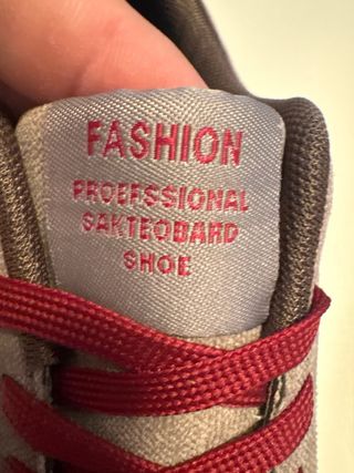 Zapatillas casuales grises con detalles rojos