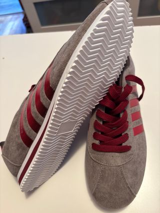 Zapatillas casuales grises con detalles rojos
