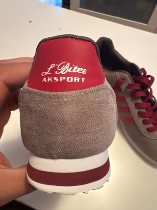Zapatillas casuales grises con detalles rojos