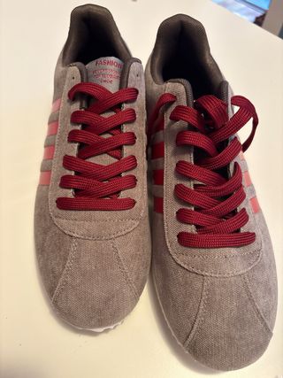 Zapatillas casuales grises con detalles rojos