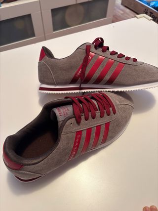 Zapatillas casuales grises con detalles rojos