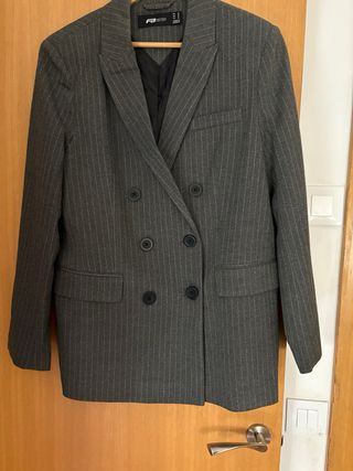 Blazer gris de raya diplomática
