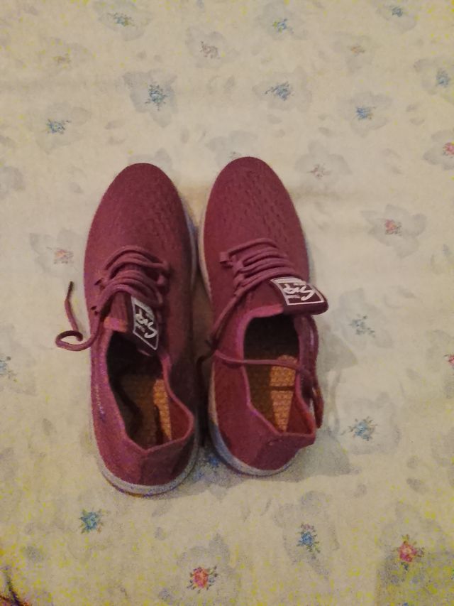 Zapatillas deportivas rojas y blancas