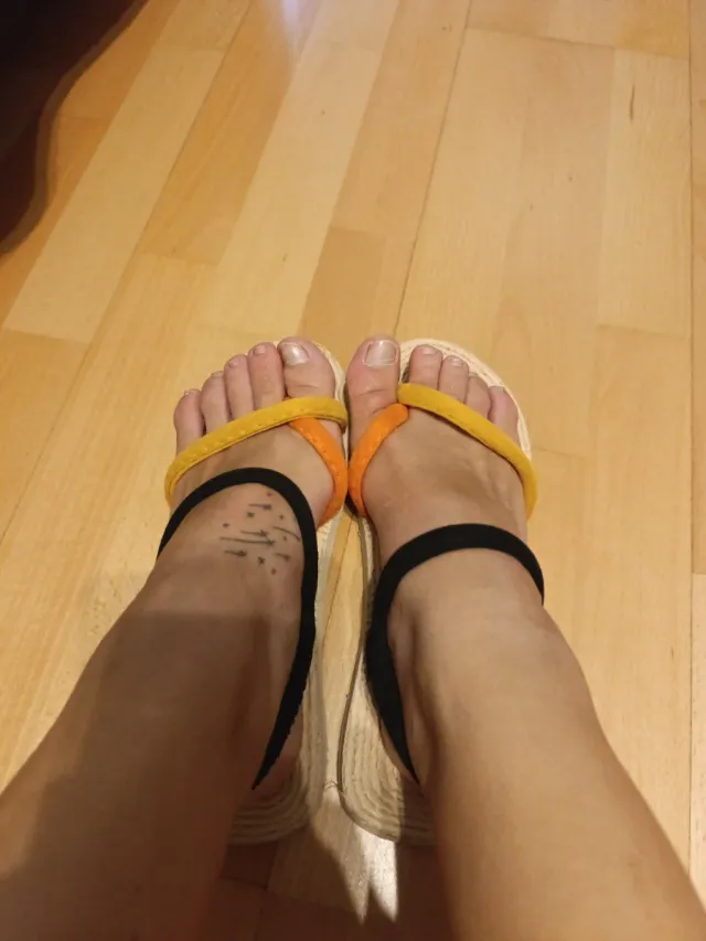 Sandalias de mujer naranjas y amarillas