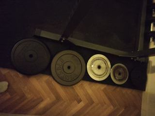 Discos de gimnasio 28mm y barra 2m maciza.