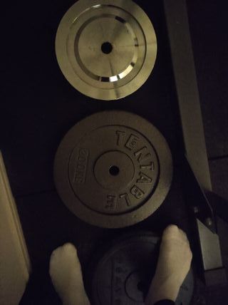 Discos de gimnasio 28mm y barra 2m maciza.