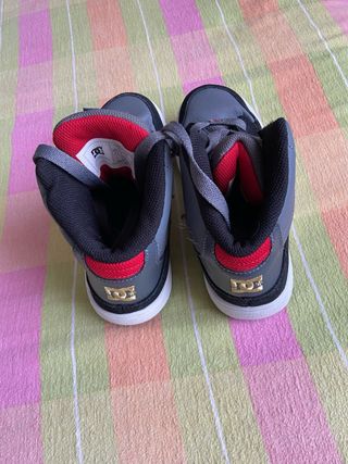 Zapatillas DC shoes grises y rojas