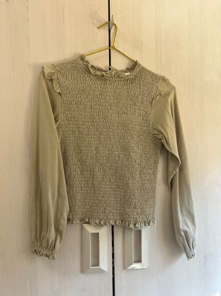 Blusa Zara verde oliva fruncida.
Talla 13/14
