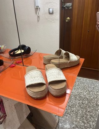 Sandalias de plataforma beige y blancas