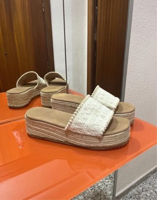 Sandalias de plataforma beige y blancas
