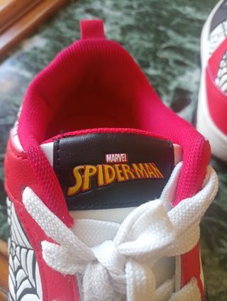 Zapatillas Spider-Man Niños Talla X creo q es 32 o