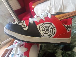 Zapatillas Spider-Man Niños Talla X creo q es 32 o
