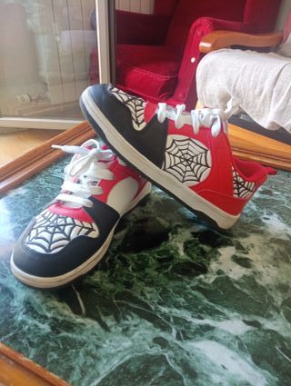 Zapatillas Spider-Man Niños Talla X creo q es 32 o