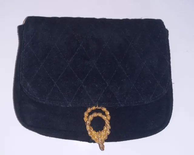 Pequeño bolso de terciopelo negro