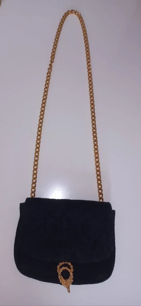 Pequeño bolso de terciopelo negro