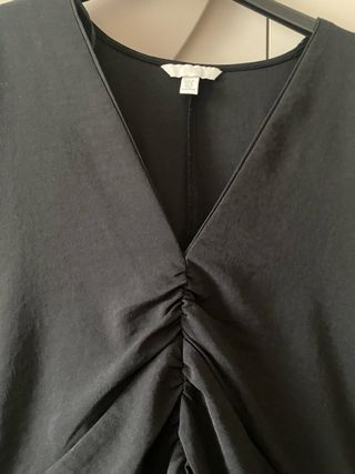 Abito nero elasticizzato con arricciatura davanti