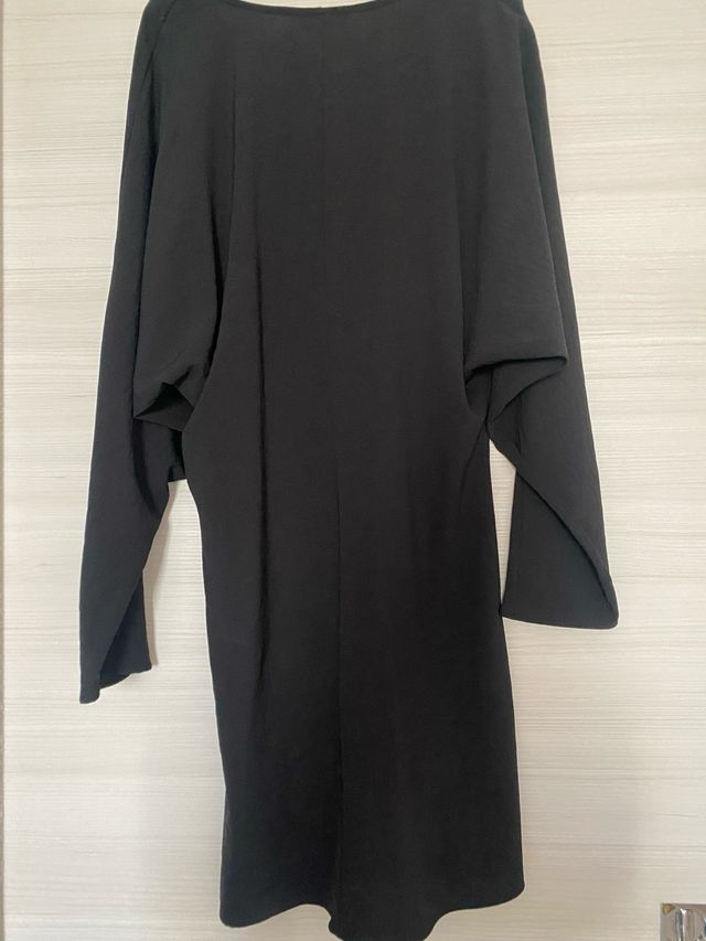 Abito nero elasticizzato con arricciatura davanti