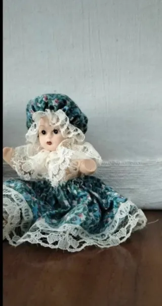 4 bambole porcellana