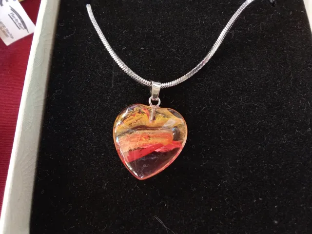 Colgante de corazón con cadena de acero