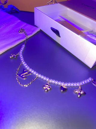 Pulsera Louis Vuitton perlas y charms