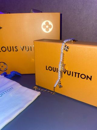 Pulsera Louis Vuitton perlas y charms