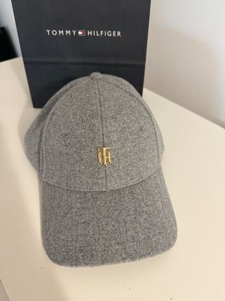 Gorra Tommy Hilfiger Gris con Logo Dorado