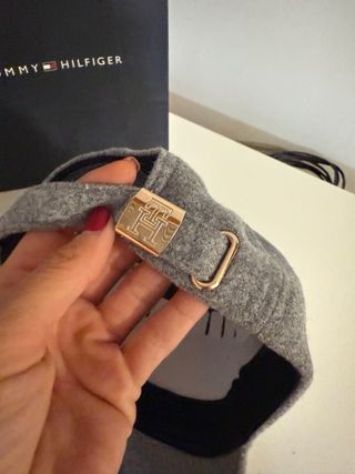 Gorra Tommy Hilfiger Gris con Logo Dorado