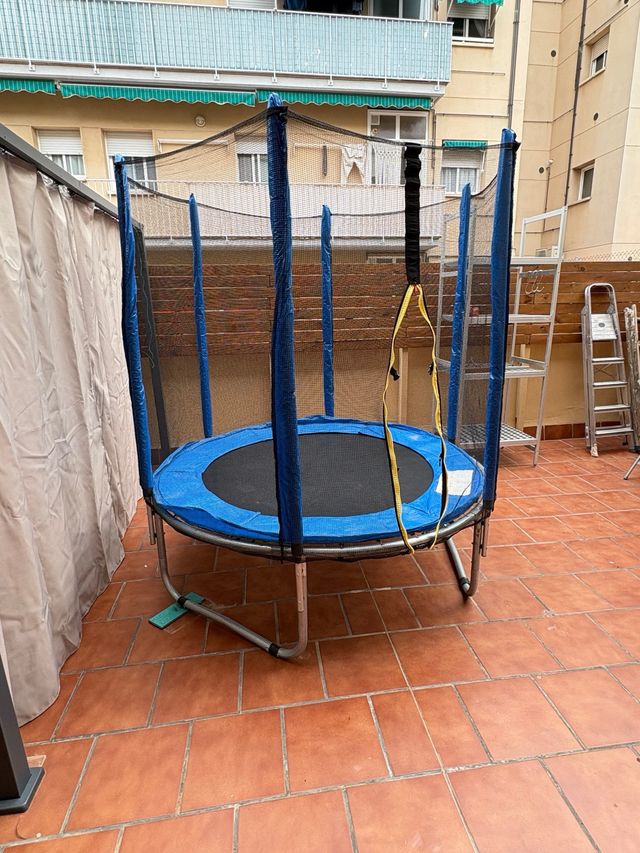 Trampolín nuevo con red de seguridad