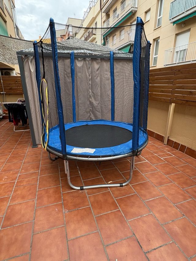 Trampolín nuevo con red de seguridad