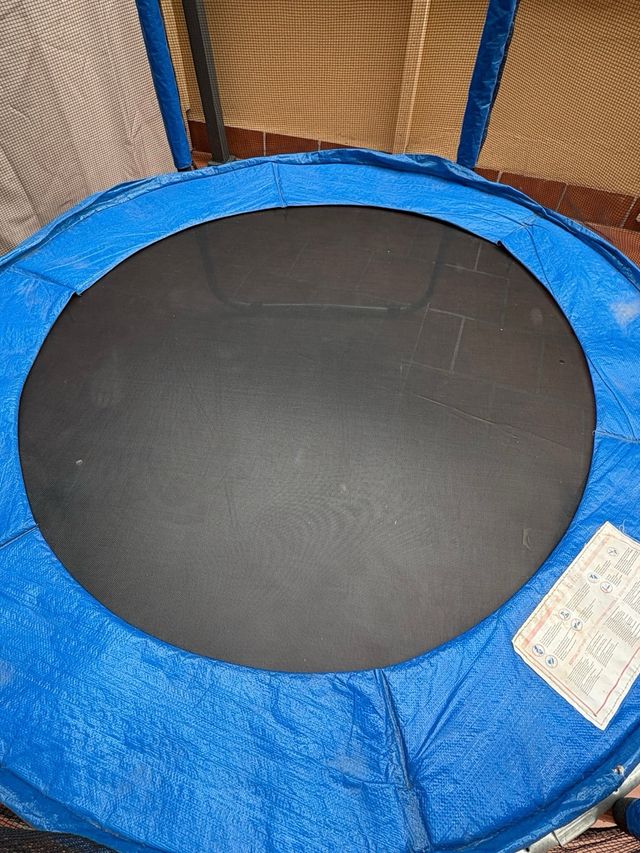 Trampolín nuevo con red de seguridad