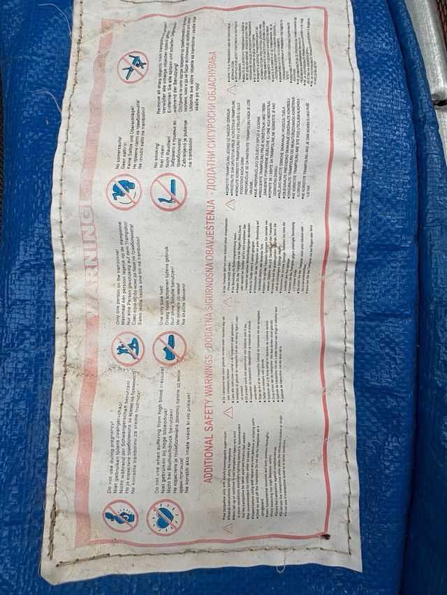 Trampolín nuevo con red de seguridad