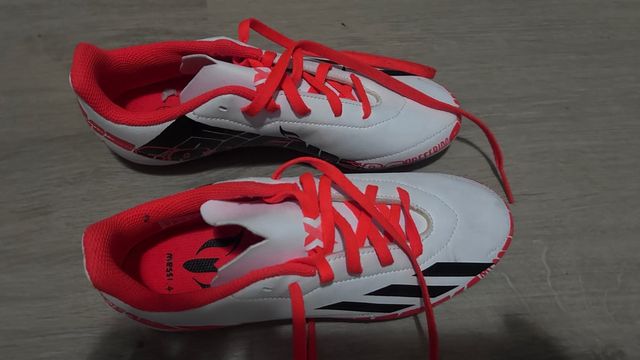 Botas de fútbol Adidas blancas y rojas