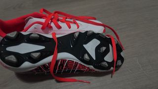 Botas de fútbol Adidas blancas y rojas