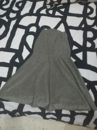 Vestido de fiesta verdoso dorado.