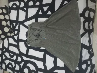 Vestido de fiesta verdoso dorado.