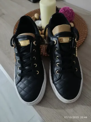 Zapatillas Guess Mujer Negras y Doradas