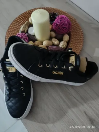 Zapatillas Guess Mujer Negras y Doradas