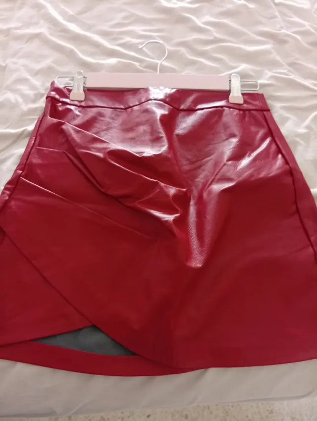 Falda efecto piel entre roja y burdeos