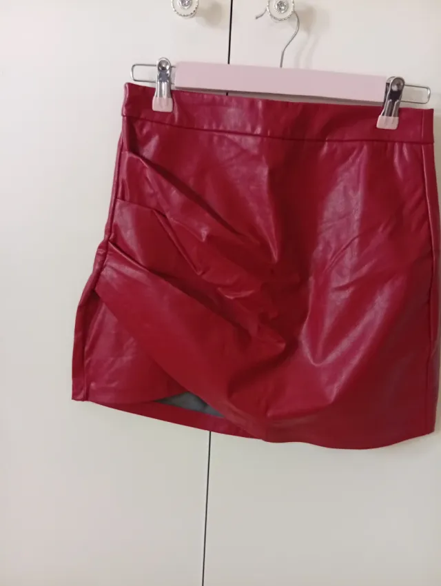 Falda efecto piel entre roja y burdeos