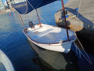 Bote de pesca con motor fueraborda